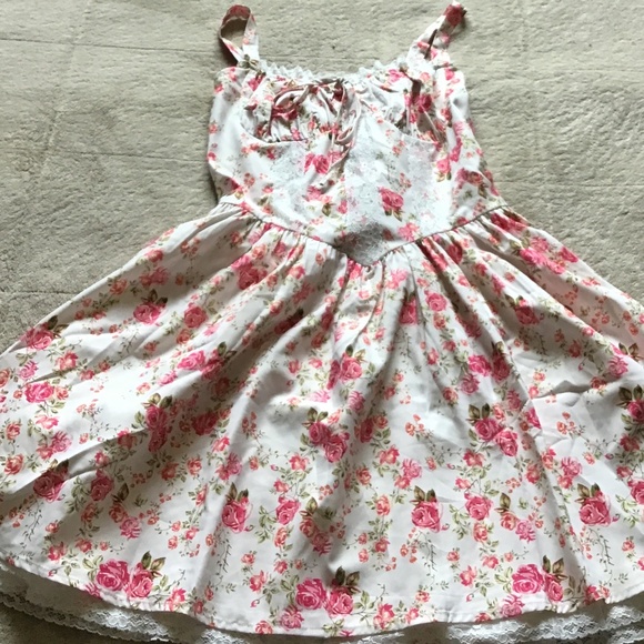 FLORAL DRESS WITH LACE DETAILING - Picture 1 of 3